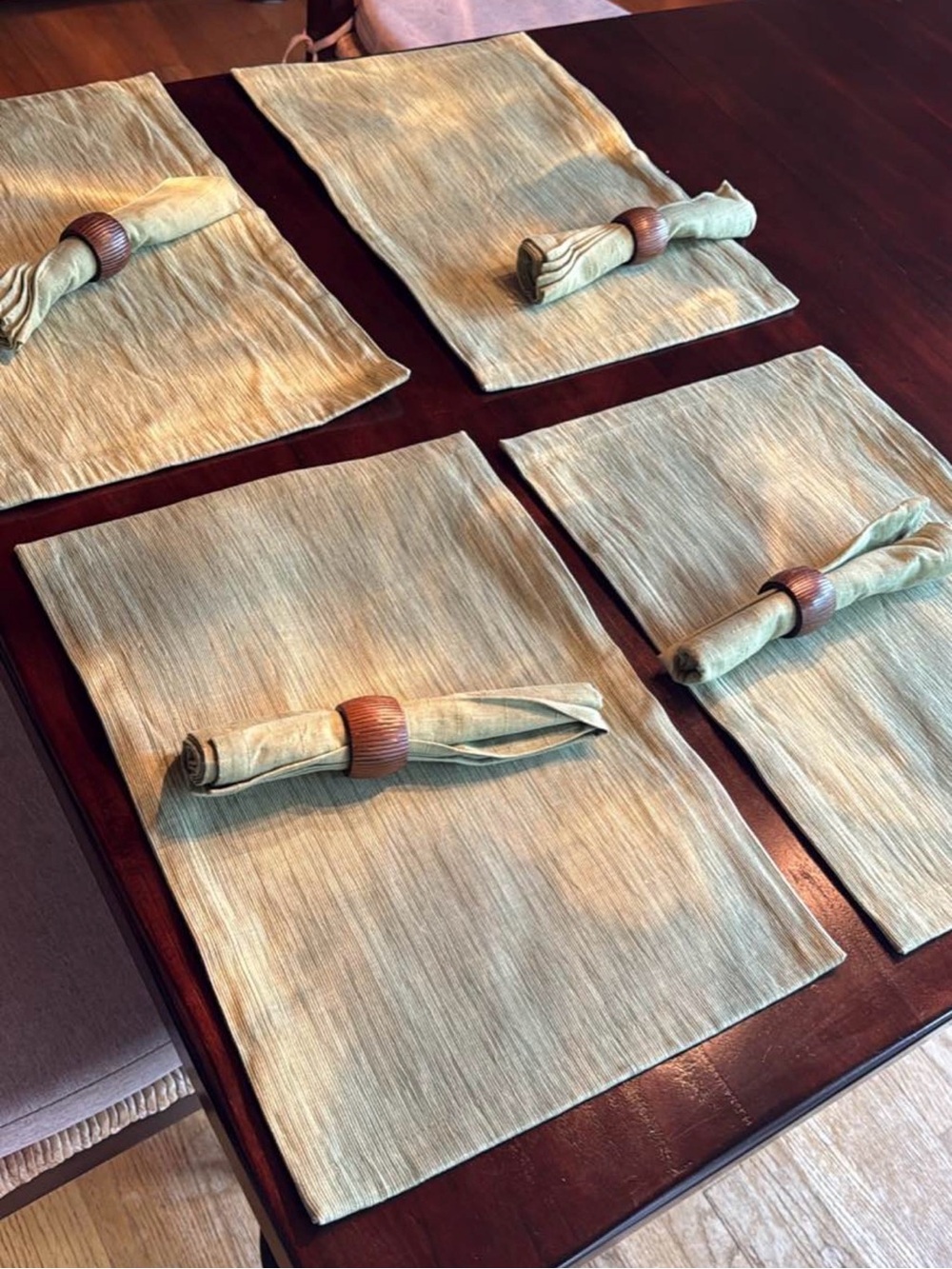 Set of 4 Linen-Texture Placemats with Napkins and Rings
